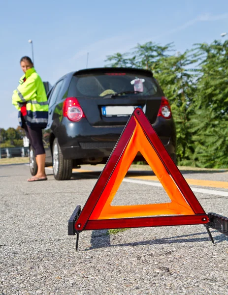 Araba kırmızı uyarı üçgeni ile aşağı kırık — Stok fotoğraf