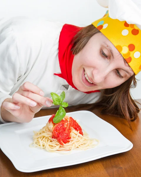 Chef sorridente enfeite um prato de massas italiano com queijo — Fotografia de Stock