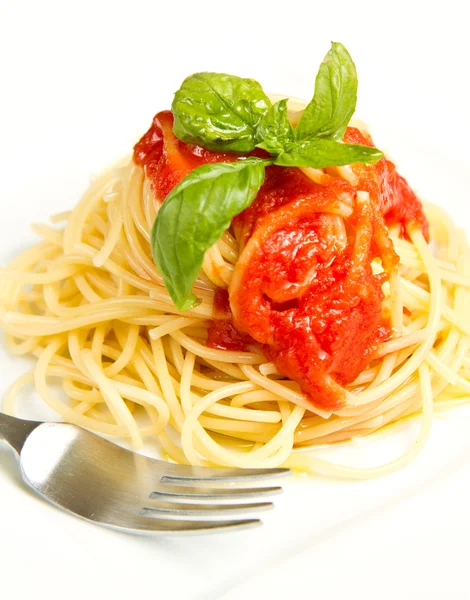 Spaghetti mit Tomatensauce und Basilikum — Stockfoto