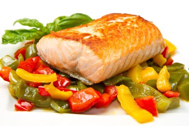 ızgara somon ve sebzeler