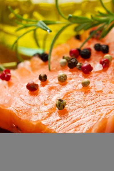 Filete de salmón fresco sobre tabla de madera —  Fotos de Stock