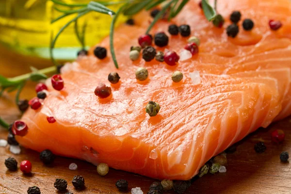 Filetto di salmone fresco su tavola di legno — Foto Stock