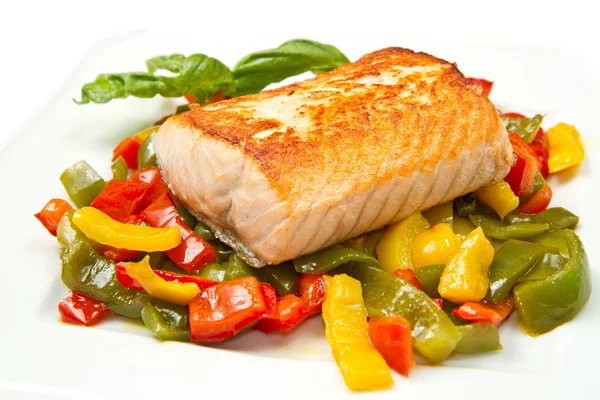 Grilled salmon and vegetables — Stock Photo, Image