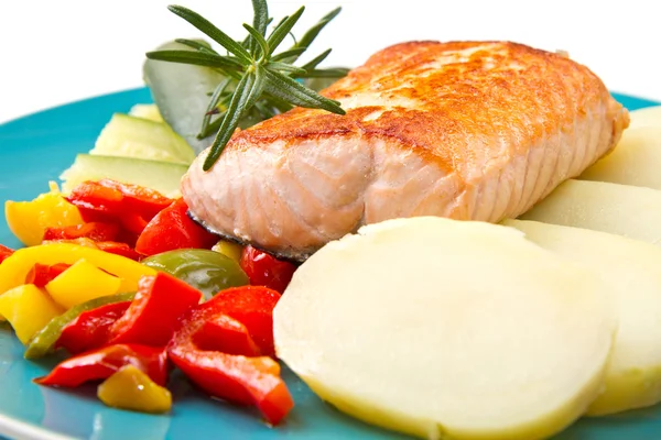 Grilled salmon and vegetables — Stock Photo, Image