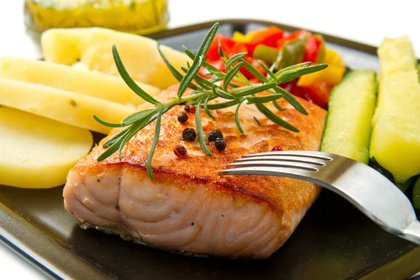 Gegrillter Lachs und Gemüse — Stockfoto