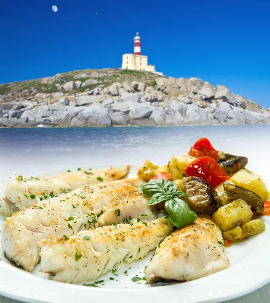 Sabroso filete de pescado saludable con verduras —  Fotos de Stock