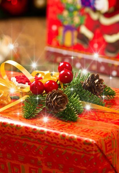Árbol de Navidad y cajas de regalo de Navidad — Foto de Stock