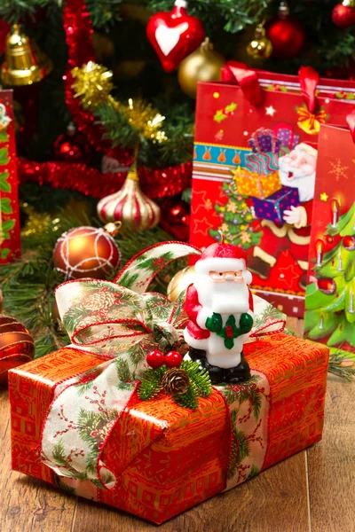クリスマスツリーとクリスマスギフトボックス — ストック写真