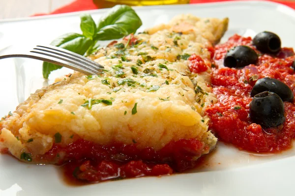 Lombos de bacalhau cozidos com molho de tomate caseiro e óleo — Fotografia de Stock