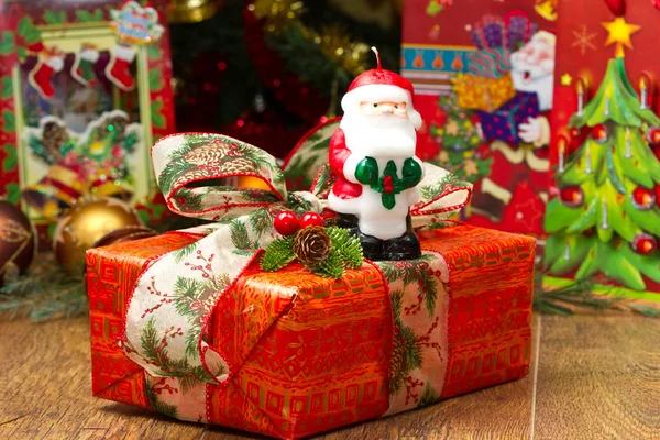 Árbol de Navidad y cajas de regalo de Navidad — Foto de Stock