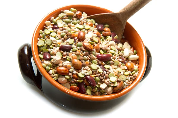 Legumes em panela de barro — Fotografia de Stock