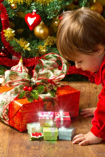 Bambino giocare con scatola regalo — Foto Stock