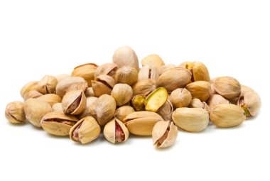 Antep fıstığı yığın beyaz bir arka plana dayanır