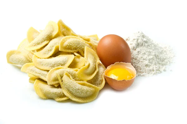 Isolerade ravioli med ingredienser på vit bakgrund — Stockfoto