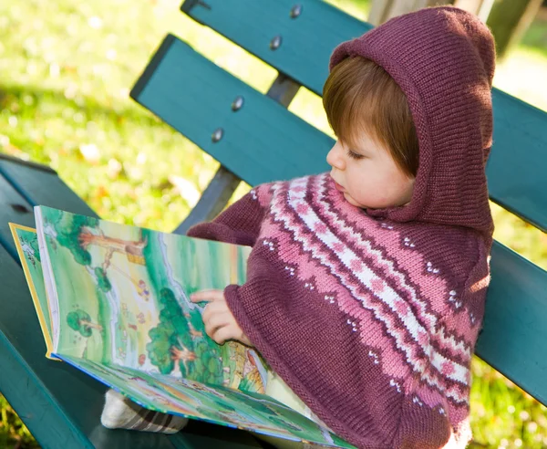 Petite fille lisant un livre — Photo