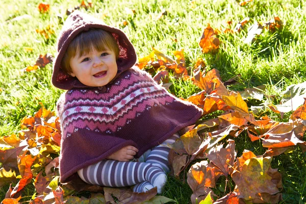 Bebê com folha de outono — Fotografia de Stock