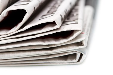 Beyaz arkaplan üzerinde çeşitli gazeteler