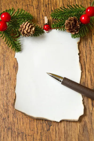 Lege opmerking met Kerstdecoratie op houten achtergrond — Stockfoto