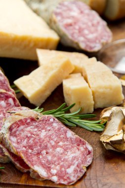 parmesan peynir ve salam ekmek