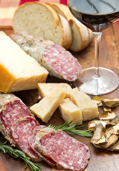 Brot Parmesan und Salami — Stockfoto