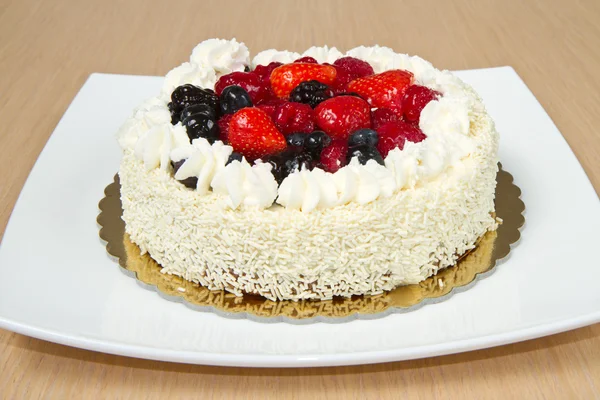 Torta di ghiaccio bianco crema con frutta — Foto Stock