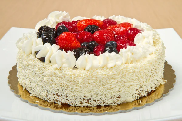 Gâteau glacé à la crème blanche aux fruits — Photo