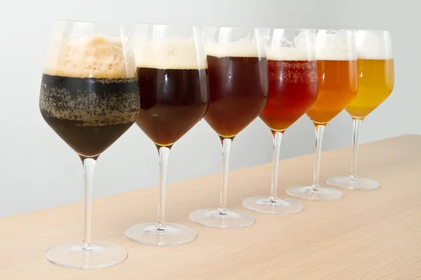 Seis copos com cervejas diferentes — Fotografia de Stock