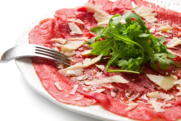 Roka üzerinde Dana carpaccio — Stok fotoğraf