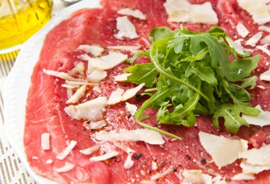 roka üzerinde Dana carpaccio