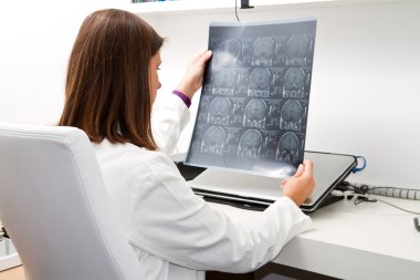 Doktor röntgene bakıyor.