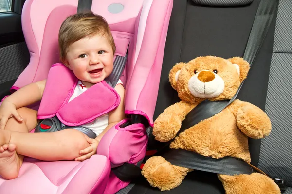 Bebé en un asiento de seguridad. Seguridad y protección — Foto de Stock