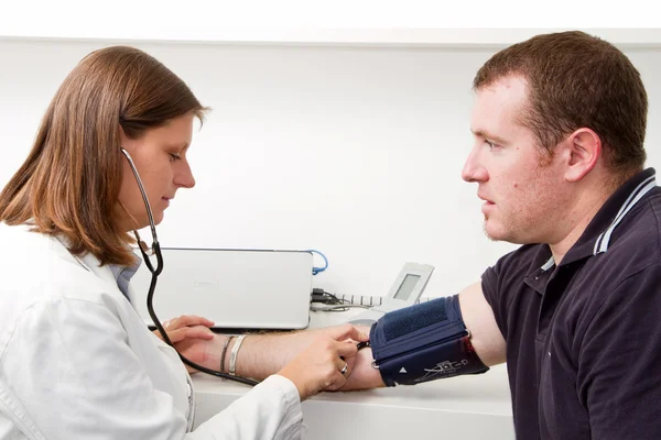 Medição da pressão arterial. Médico e paciente. — Fotografia de Stock