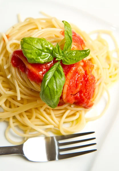 Saghetti mit Tomatensauce und Basilikum — Stockfoto