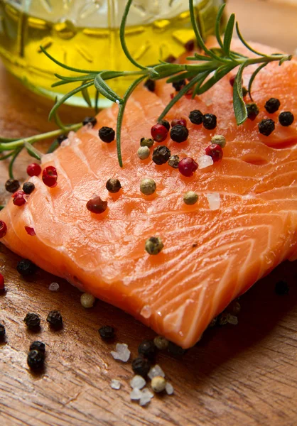 Filetto di salmone fresco su tavola di legno — Foto Stock