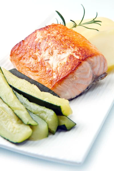 Grilled salmon and vegetables — Stock Photo, Image