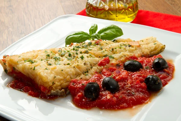 Lombos de bacalhau cozidos com molho de tomate caseiro e óleo — Fotografia de Stock