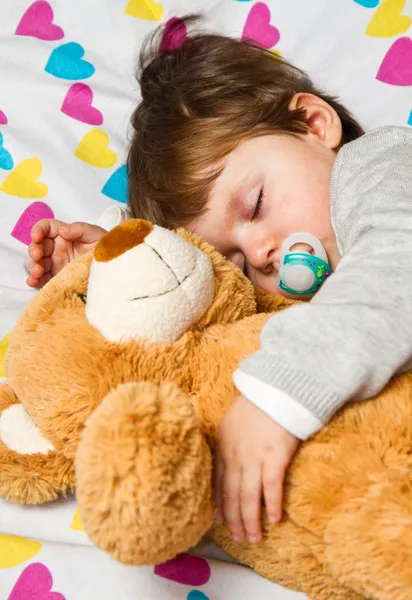 Γλυκό παιδί που κοιμάται με το αρκουδάκι — Φωτογραφία Αρχείου