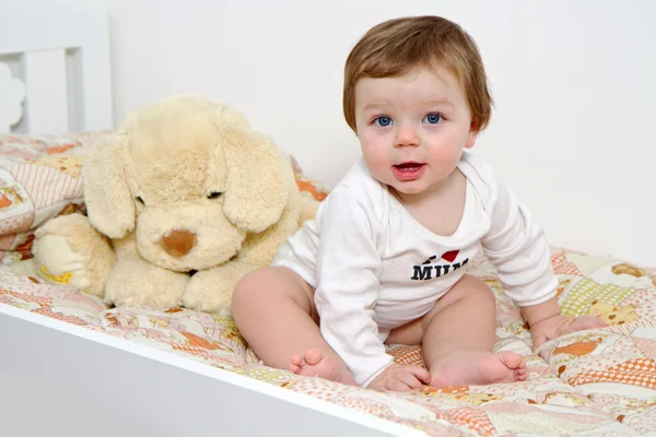 Bebé con perro de peluche — Foto de Stock