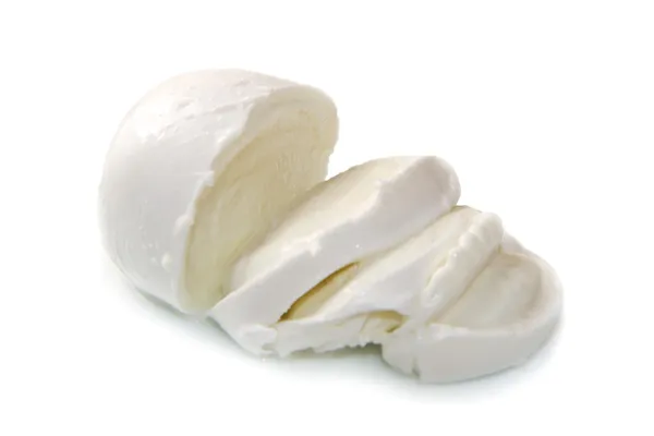 Verse Italiaanse mozzarella op witte achtergrond — Stockfoto