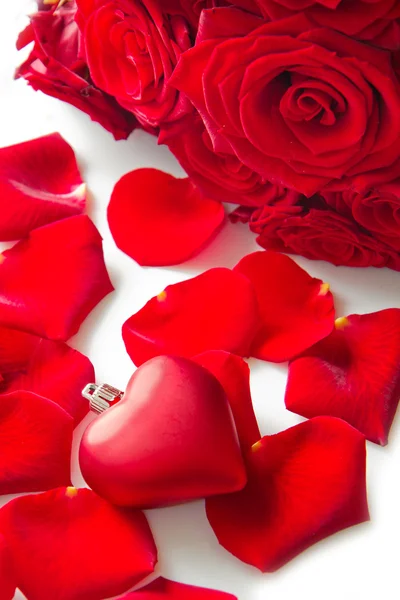 Pétalas vermelhas de rosa com coração — Fotografia de Stock