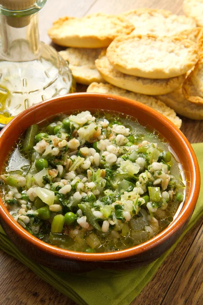Sopa de verduras con crouton en un tazón —  Fotos de Stock