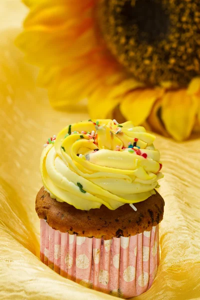 Heerlijk vanille cup-cake met gele suikerglazuur — Stockfoto