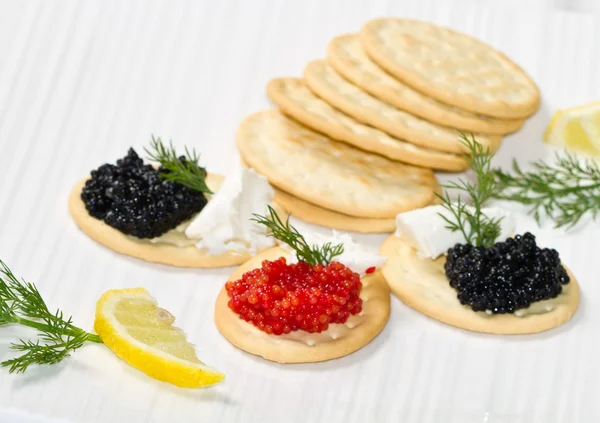 Svart og rød kaviar kanape – stockfoto