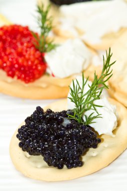 siyah ve kırmızı havyar kanepe