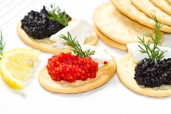 Canapé caviar preto e vermelho — Fotografia de Stock