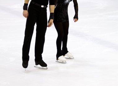 buz üstünde duran ayak skater