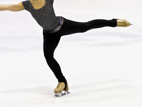 Fötter skater står på isen — Stockfoto