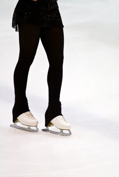 Bruslař nohy stojící na ledě — Stock fotografie