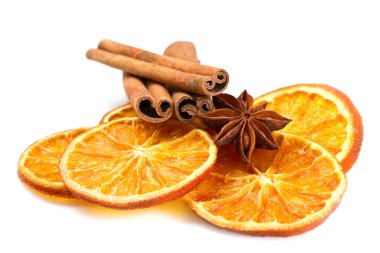 Tarçın sopa, yıldız anason ve kurutulmuş portakal keser