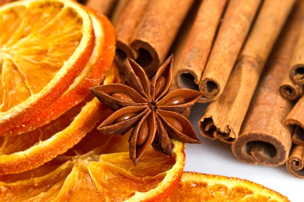 Palitos de canela, anís estrellado y cortes de naranja secos — Foto de Stock